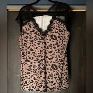 Med leopard print top with black lace